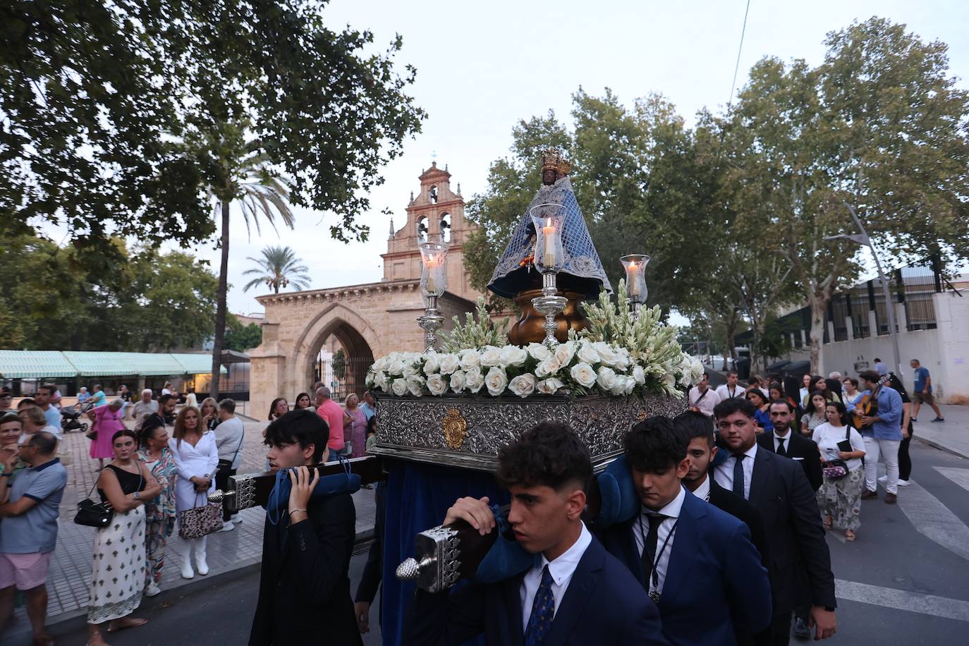 Fotos: La Virgen de la Fuensanta, entre ríos de juventud cofrade a la Catedral