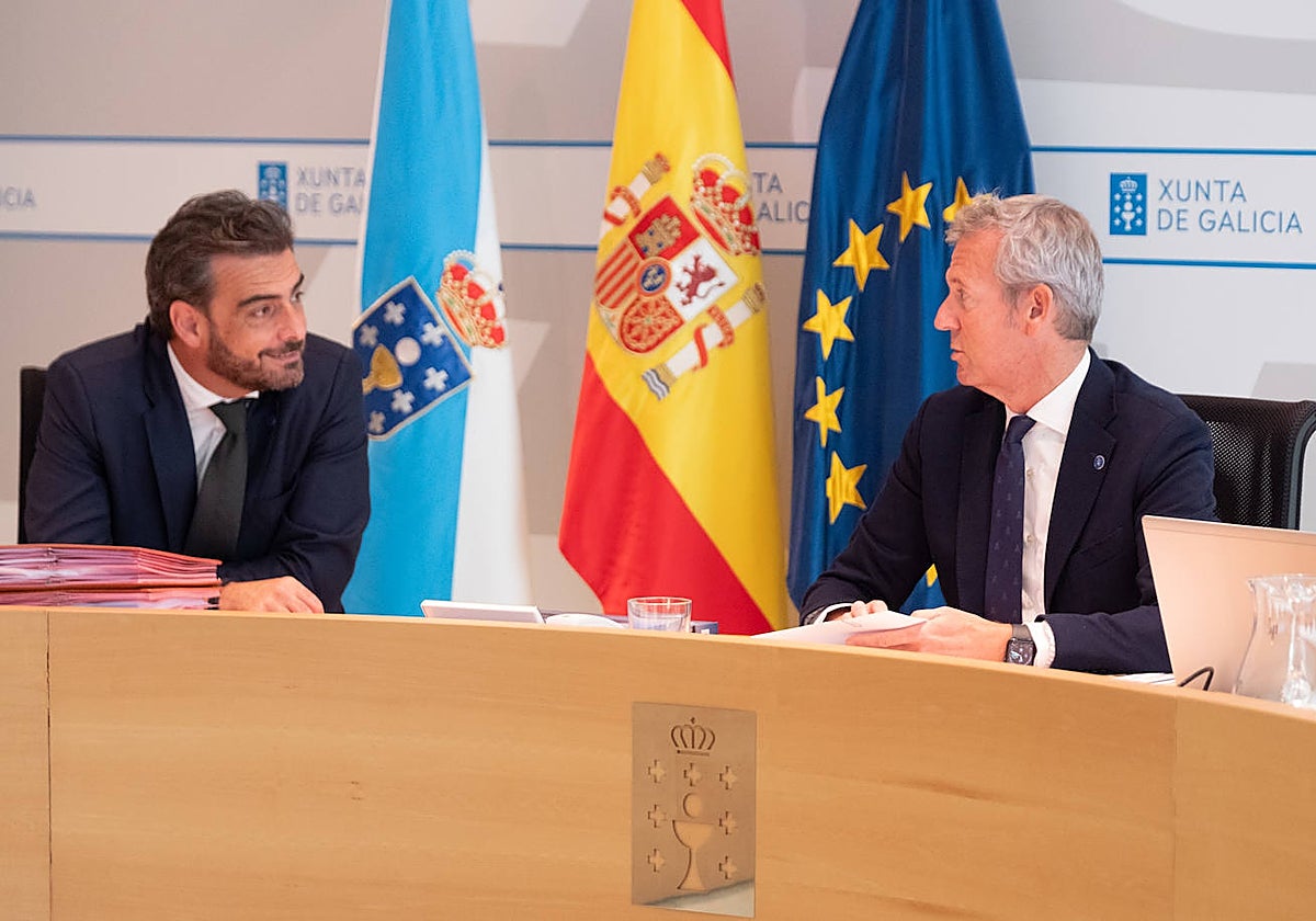 Alfonso Rueda departe con Diego Calvo en la reunión del Consello, este jueves