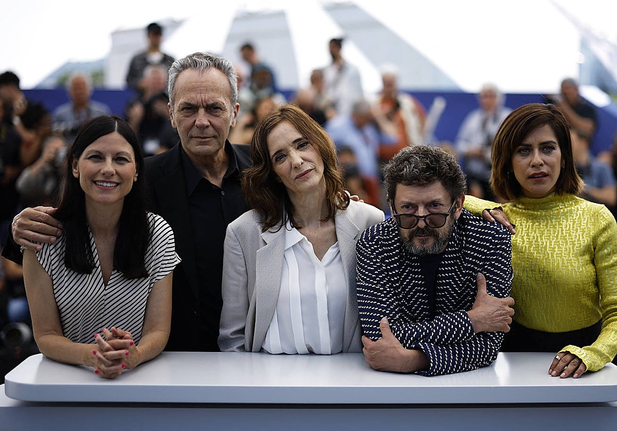 Los protagonistas de 'Cerrar los ojos', de Víctor Erice, durante su presentación en el Festival de Cannes.