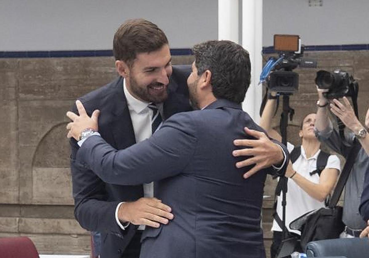López Miras (PP) se abraza a Antelo (Vox) tras se investido presidente