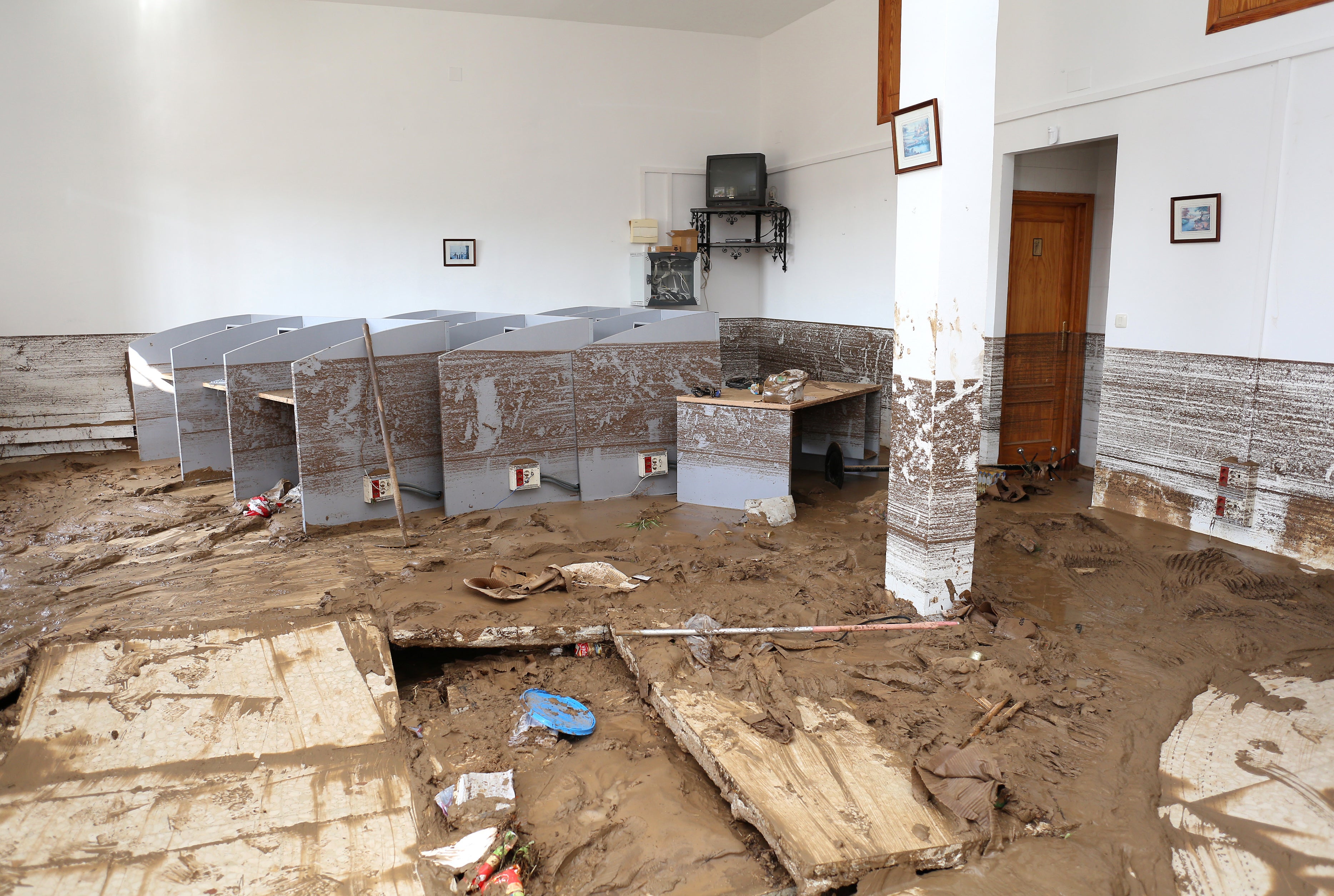 Las imágenes de un pueblo que se ha quedado hasta sin plaza por la DANA