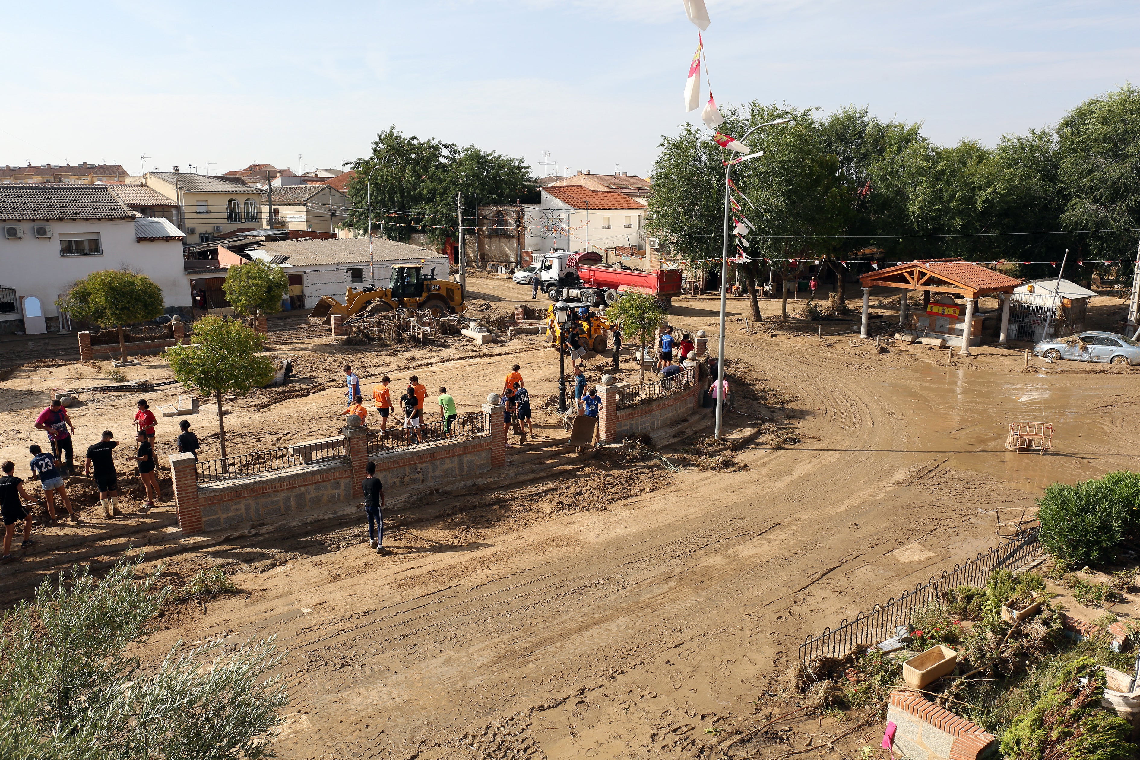 Las imágenes de un pueblo que se ha quedado hasta sin plaza por la DANA