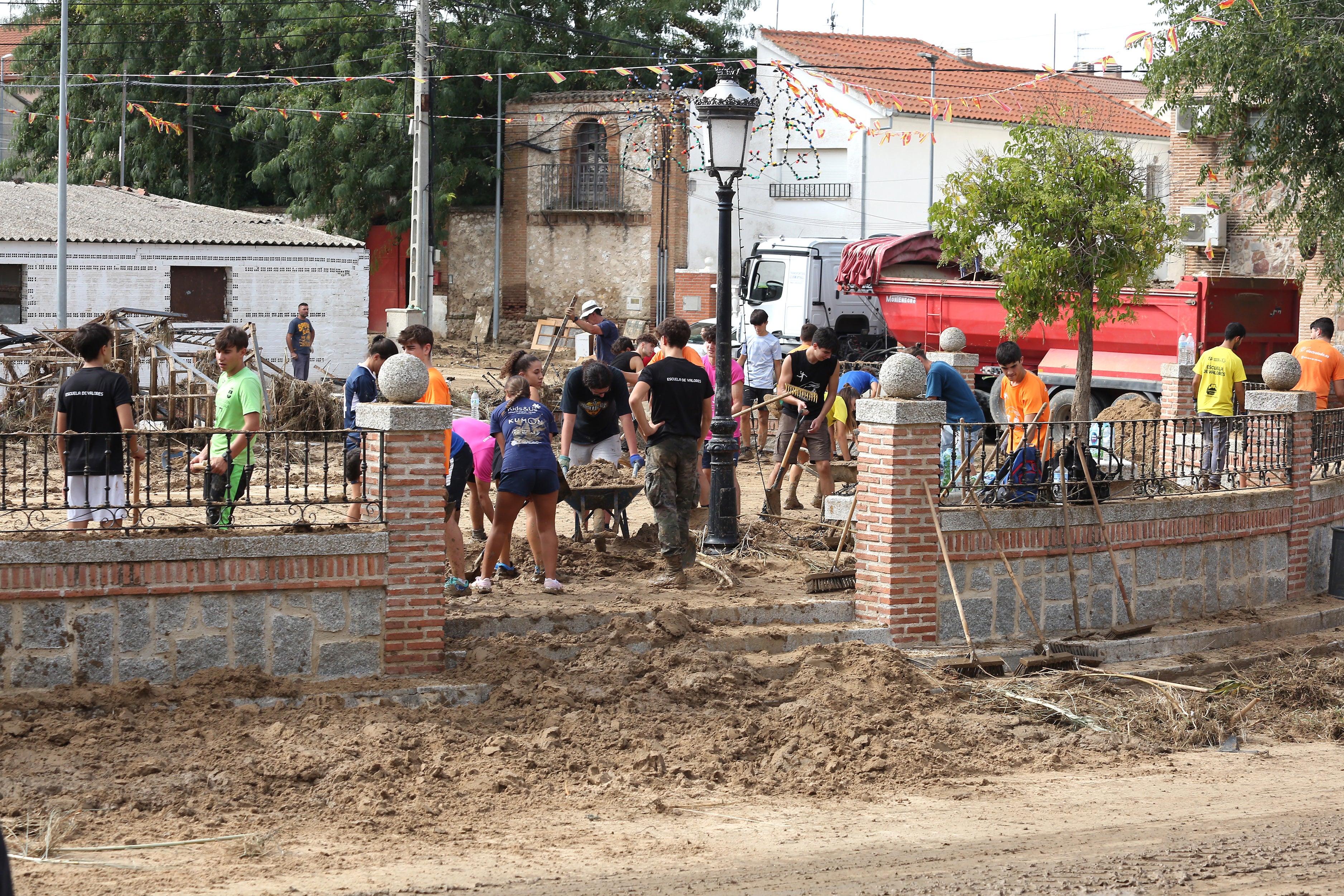 Las imágenes de un pueblo que se ha quedado hasta sin plaza por la DANA