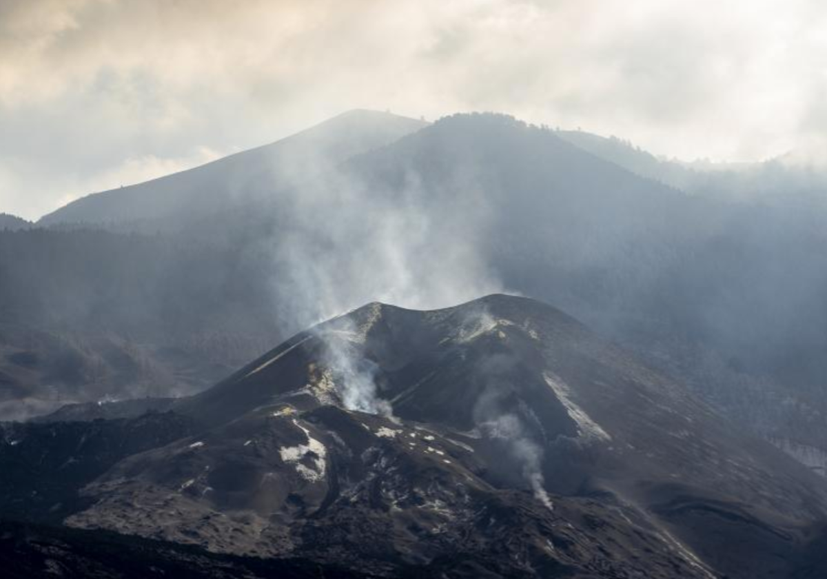 Cono humeante del volcán de La Palma, Tajogaite, en diciembre de 2021