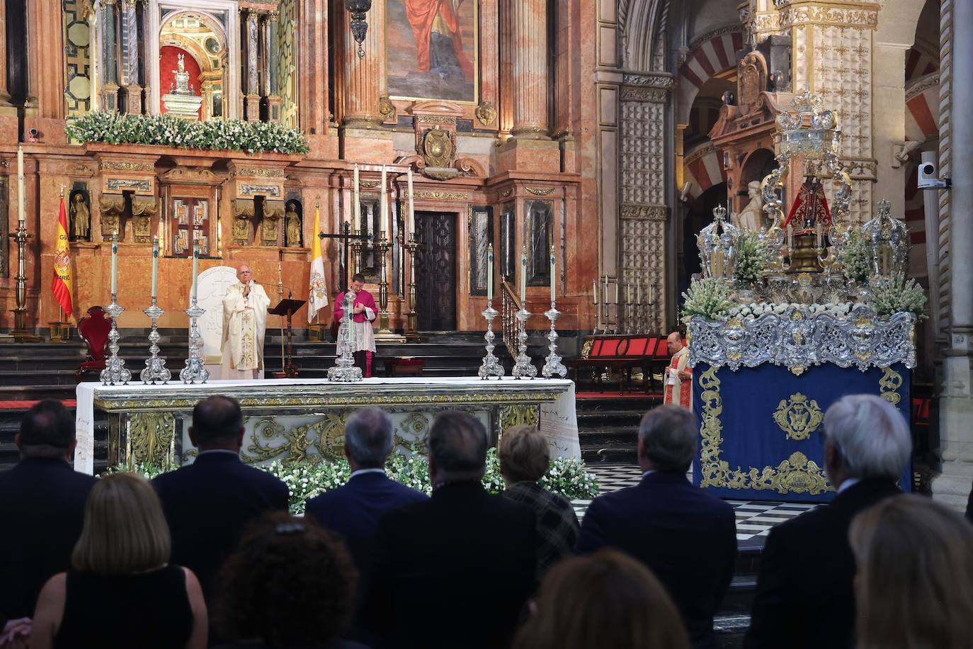 Fotos: La solemne misa y la procesión de la Fuensanta en Córdoba