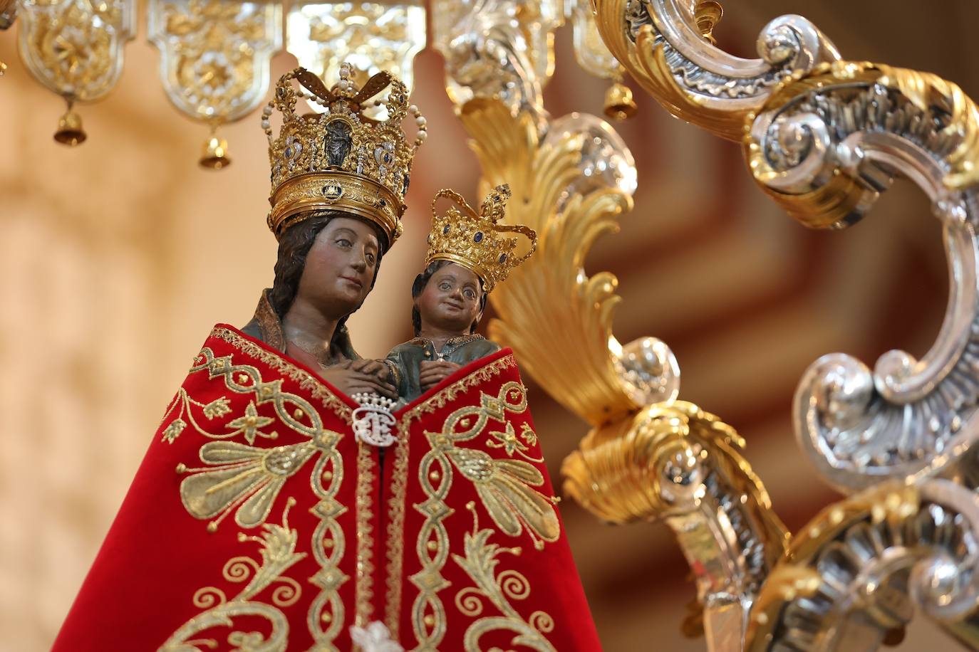 Fotos: La solemne misa y la procesión de la Fuensanta en Córdoba