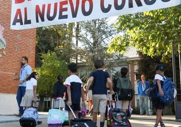 Ayuso quiere alumnos que «hablen y escriban buen español» y creará una red de radios escolares