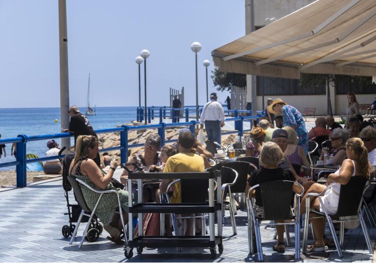 Terraza de un bar junto a la playa en Alicante.