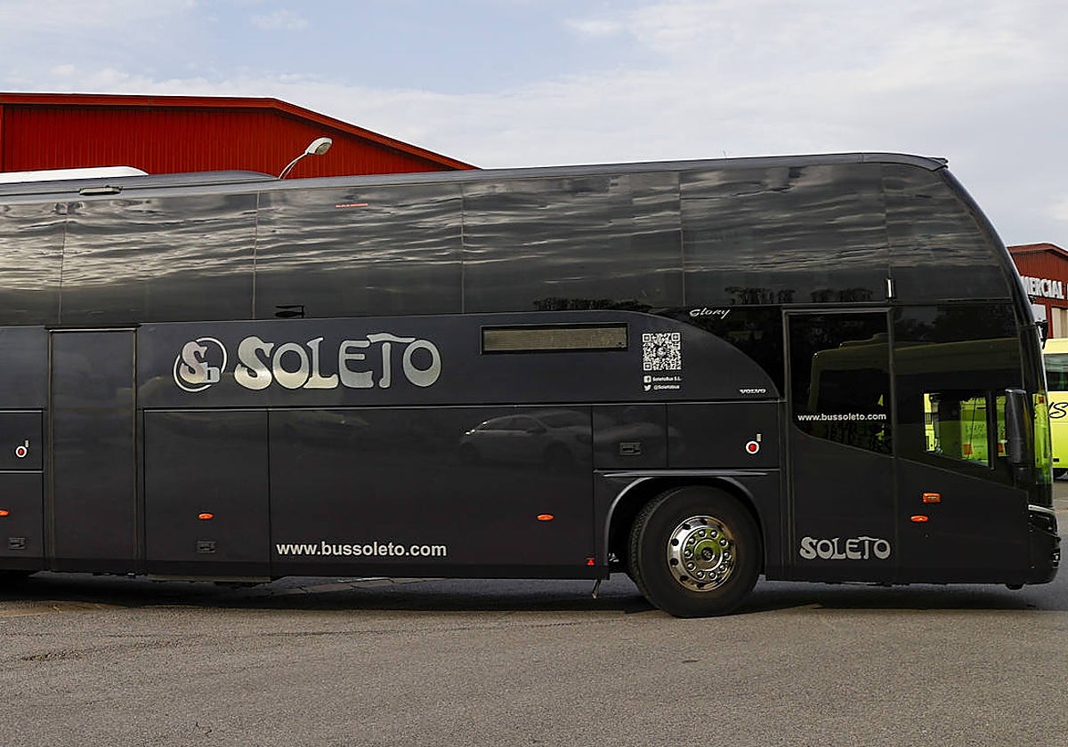 Uno de los autobuses que suele dar servicio escolar saliendo de las cocheras en el inicio del curos