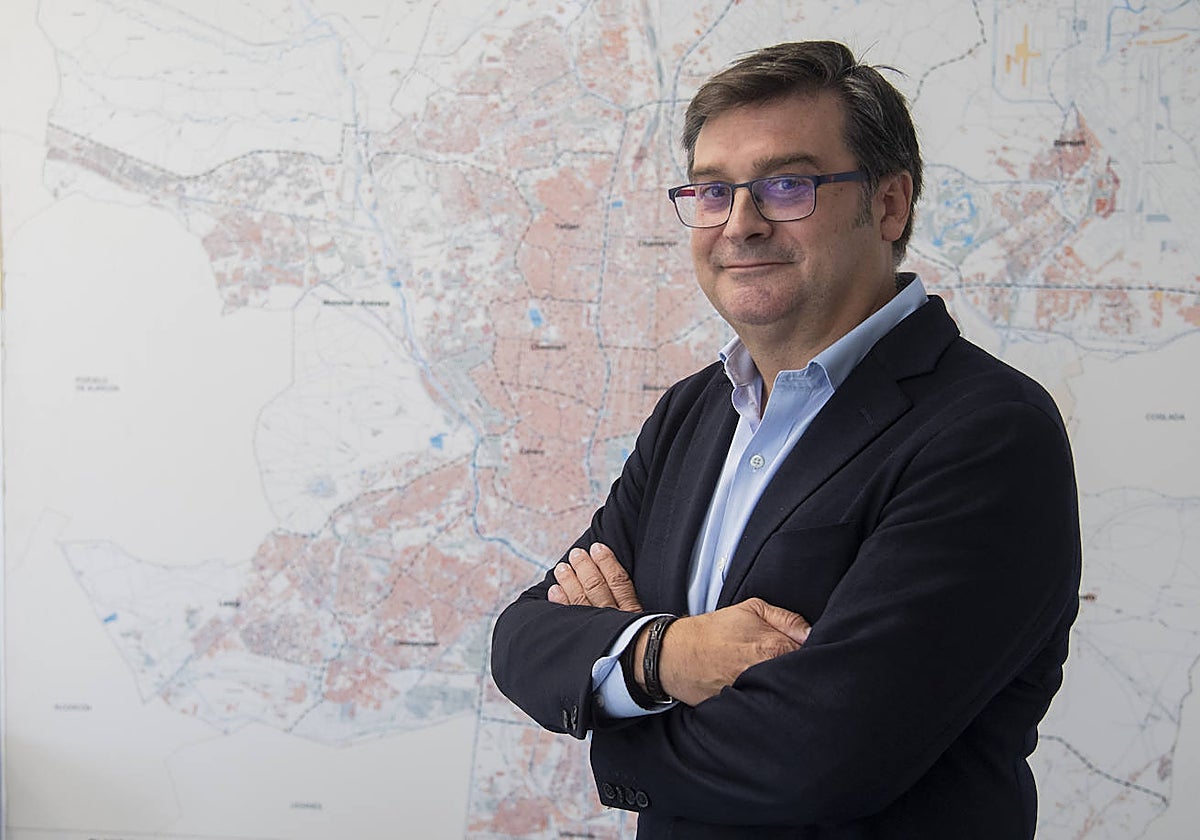 El concejal de Vivienda, Álvaro González, en la Empresa Municipal de Vivienda y Suelo