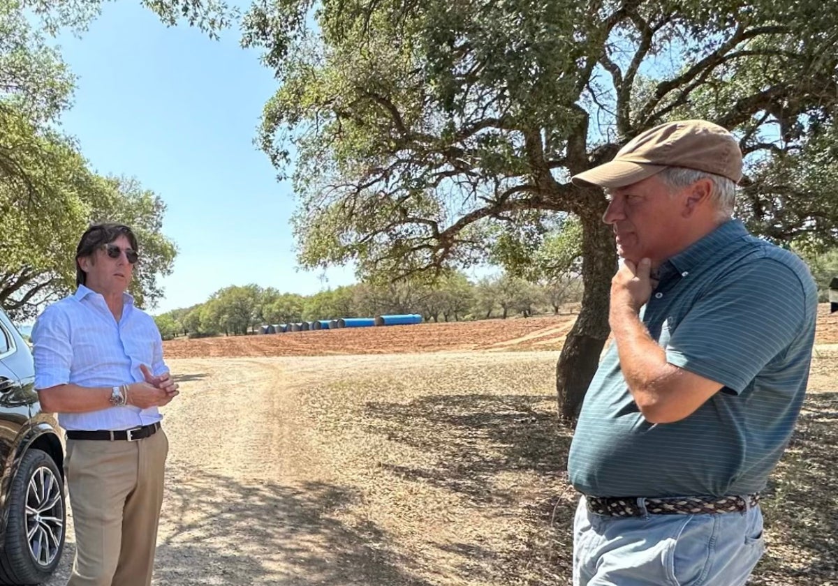 Tom Doak con Jacobo Cestino en los terrenos del nuevo campo de golf
