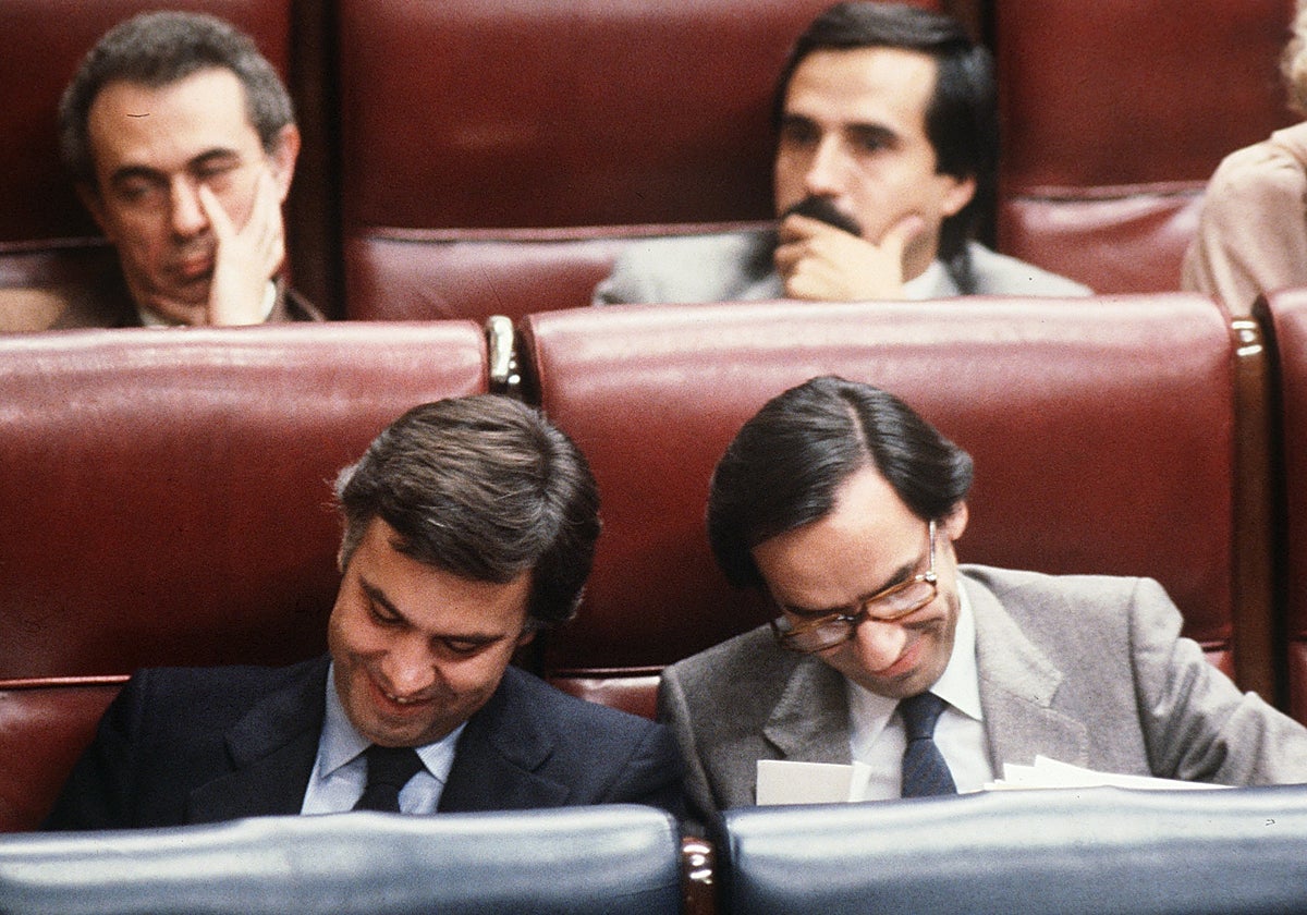 Felipe González y Alfonso Guerra, durante el primer debate de investidura del primero, en 1982 en el Congreso de los Diputados