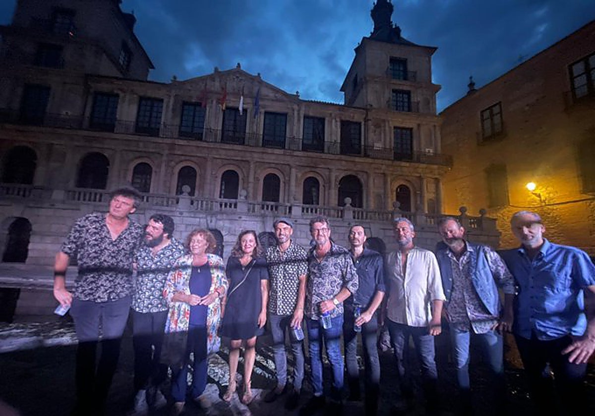 La concejal de Cultura, Ana Pérez, asistió al concierto de Amable Rodríguez. TLD Seventies en la plaza del Ayuntamiento