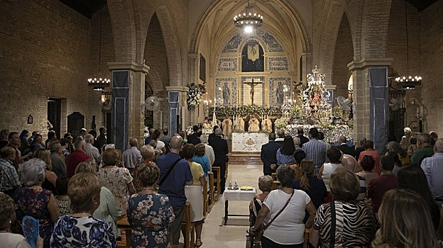 Numerosos devotos abarrotaron el santuario para la misa del obispo