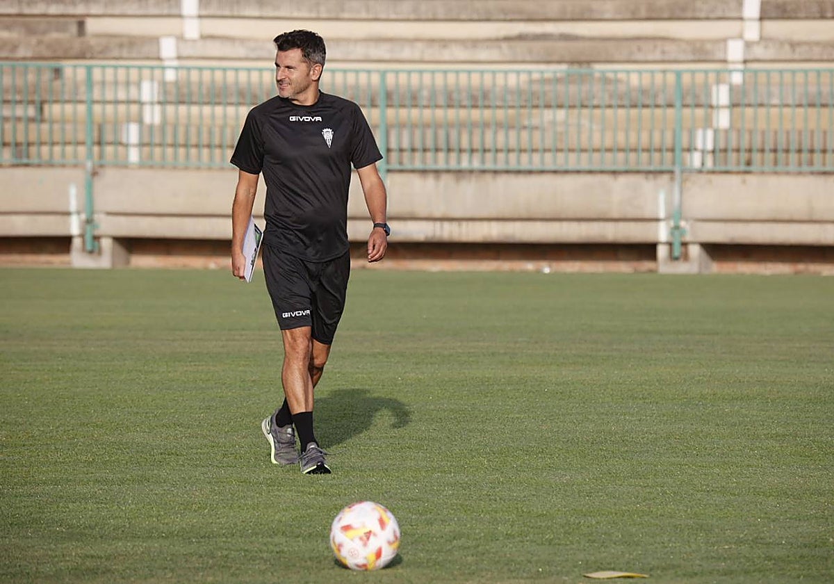 Iván Ania dirige una sesión de entrenamiento del Córdoba en la Ciudad Deportiva