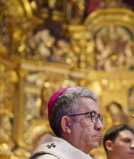 Imagen secundaria 2 - Autoridades durante la misa solemne;  el alcalde de Valladolid, Jesús Julio Carnero;  y el arzobispo de la diócesis, Luis Argüello