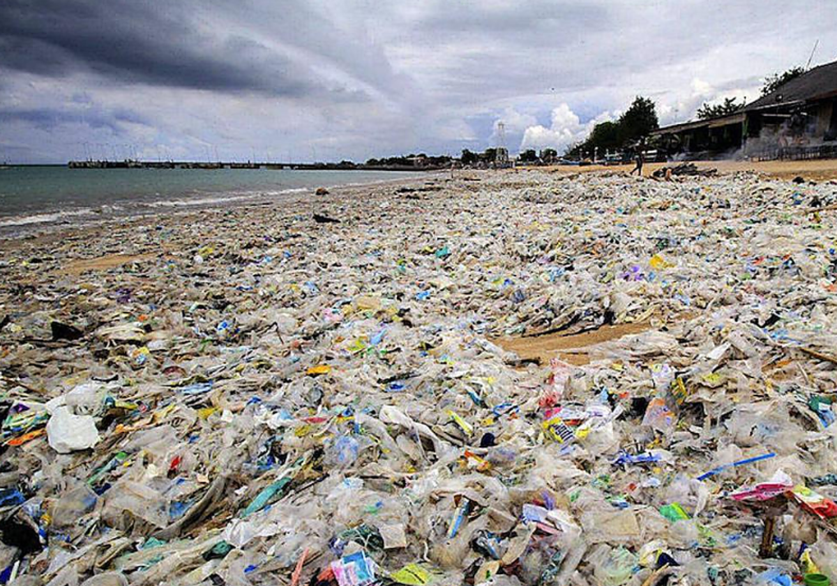 Gran cantidad de plástico en una playa en foto de archivo