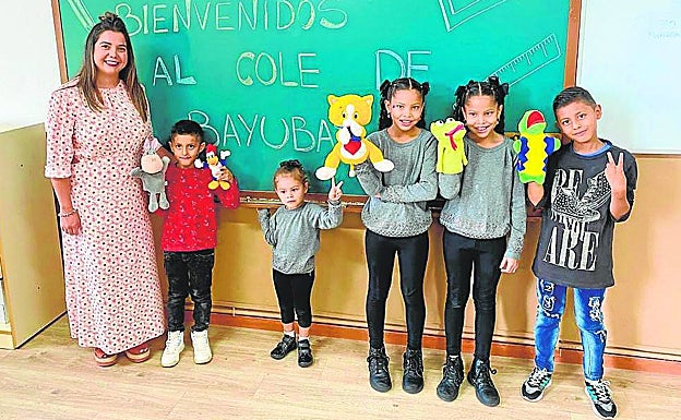 María Cuervo con sus alumnos en la escuela de Bayubas de Abajo (Soria)