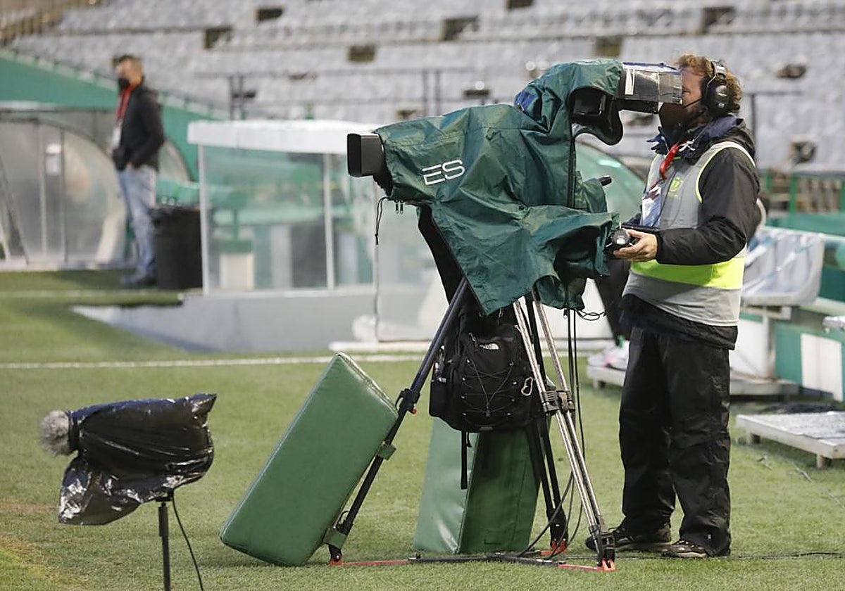 Un operador de cámara durante un partido del Córdoba en El Arcángel
