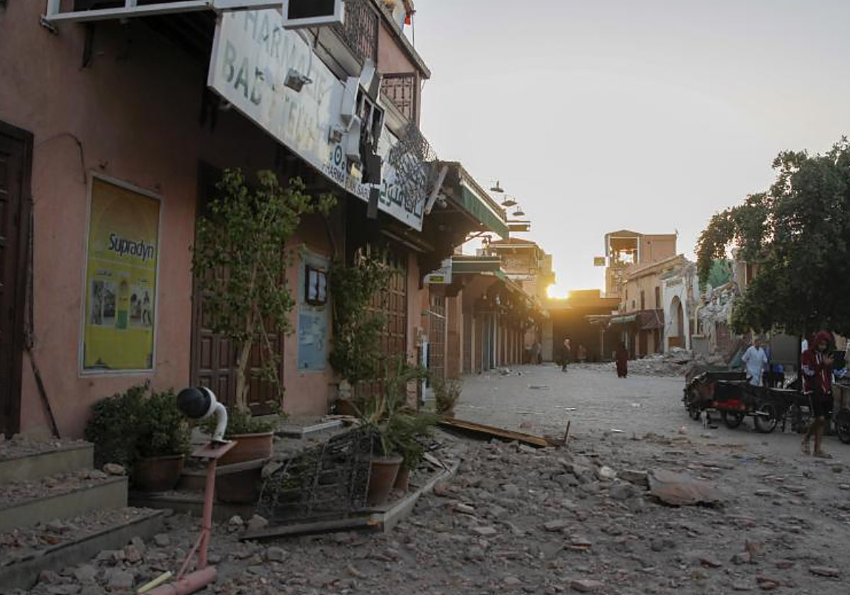 Fachada derruida en una calle de Marrakech a primera hora de este sábado