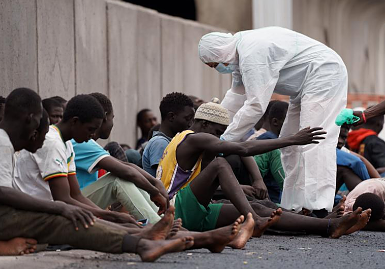 Rescate de los ocupantes de un cayuco la pasada semana en Granadilla, en el sur de Tenerife