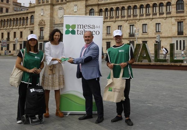 Médicos de familia rechazan los ceniceros repartidos en Valladolid: «Se está normalizando e incluso publicitando el tabaco»