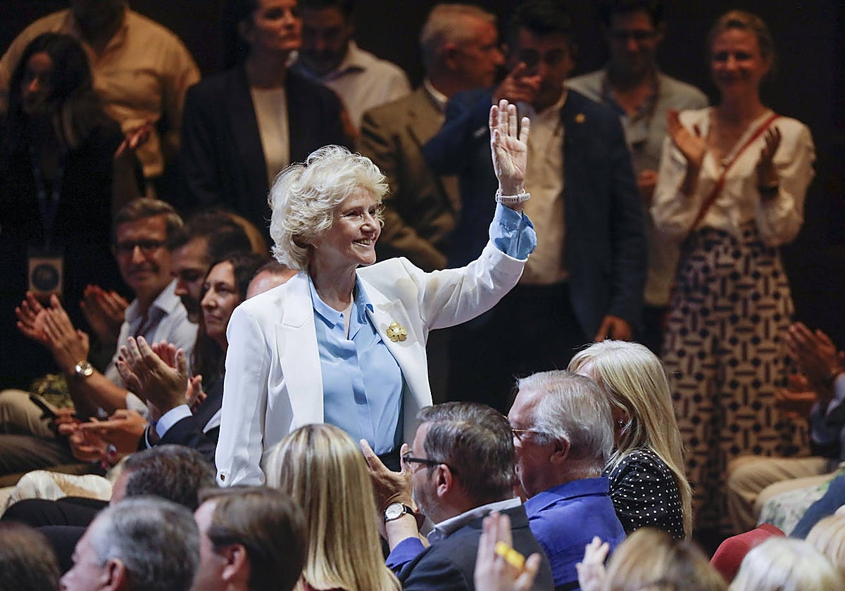 Soledad Becerril saluda el pasado 20 de mayo al público asistente a un acto de la campaña electoral de José Luis Sanz en Sevilla