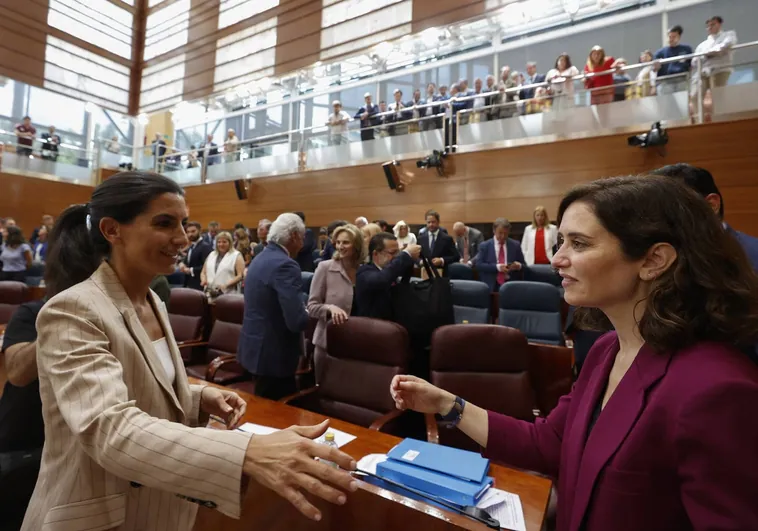 La portavoz de Vox, Rocío Monasterio, saluda a la presidenta de la Comunidad, Isabel Díaz Ayuso, en su asiento en la Asamblea de Madrid