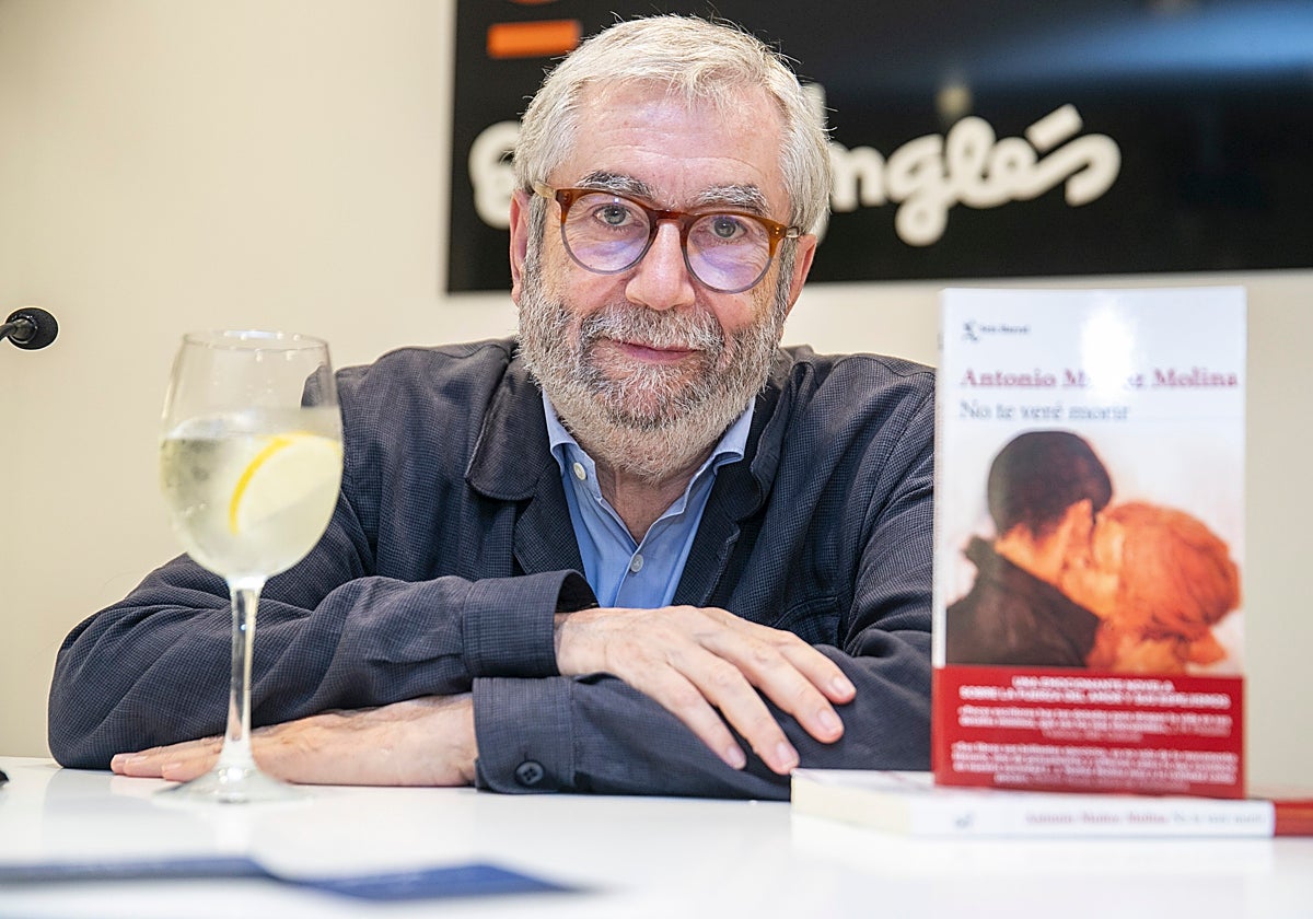 El escritor Antonio Muñoz Molina junto a su novela recién publicada