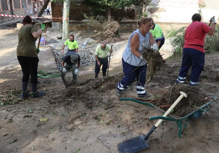 Vecinos y personal municipal ayudan en la reconstrucción del pueblo