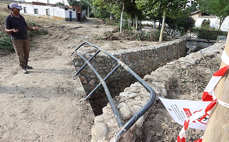 Imagen principal - El alcalde revisa el estado de los puentes del municipio tras el temporal; una vecina recoge sus pertenencias dañadas por la gota fría en su casa; un operario tira escombros arrastrados por la DANA a un contenedor