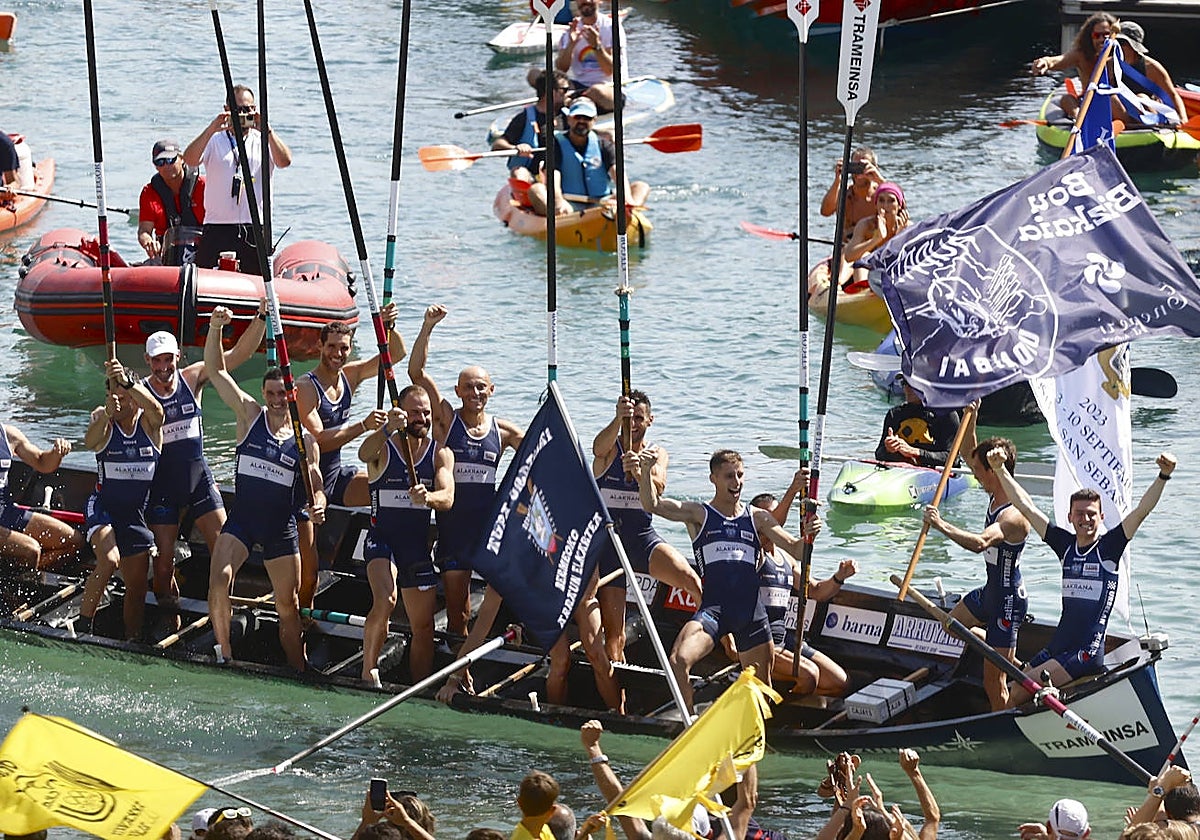 Los remeros de Urdaibai celebran su victoria en la bandera de La Concha