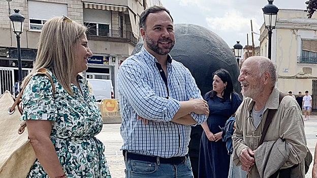 Antonio López conversa con el alcalde de Tomelloso,