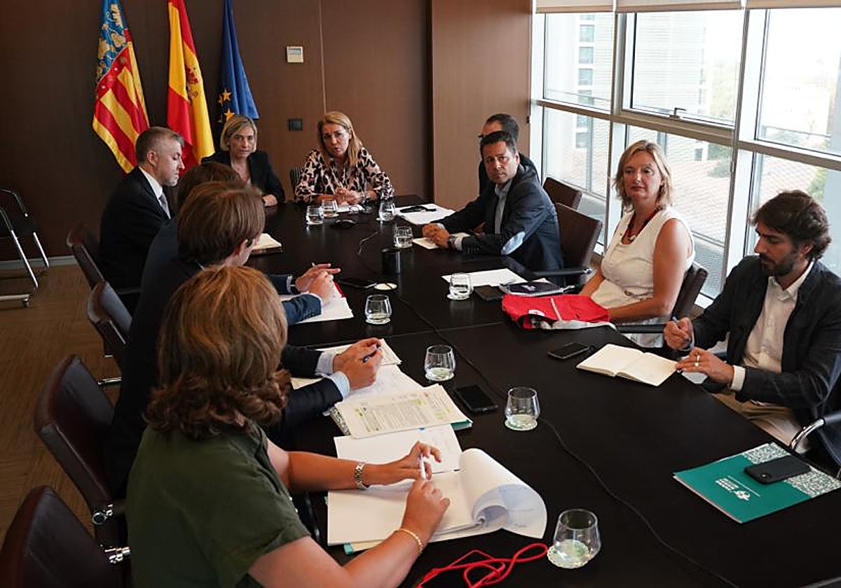 Imagen de la reunión mantenida entre la vicepresidenta segunda de la Generalitat Valenciana, Susana Camarero, y la titular de Justicia e Interior, Elisa Núñez