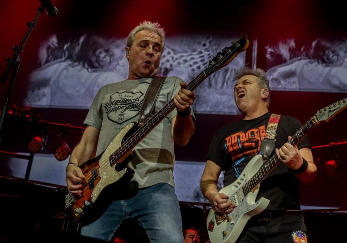 El cantante David Summers y el guitarrista Rafael Muñoz, de Hombres G actúan en el Wizink Center