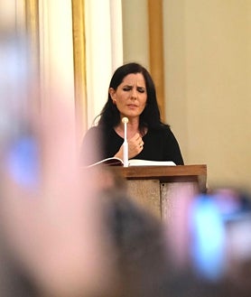 Imagen secundaria 2 - Carmen Borrego; Terelu, durante su discurso; y la cantante Diana Navarro