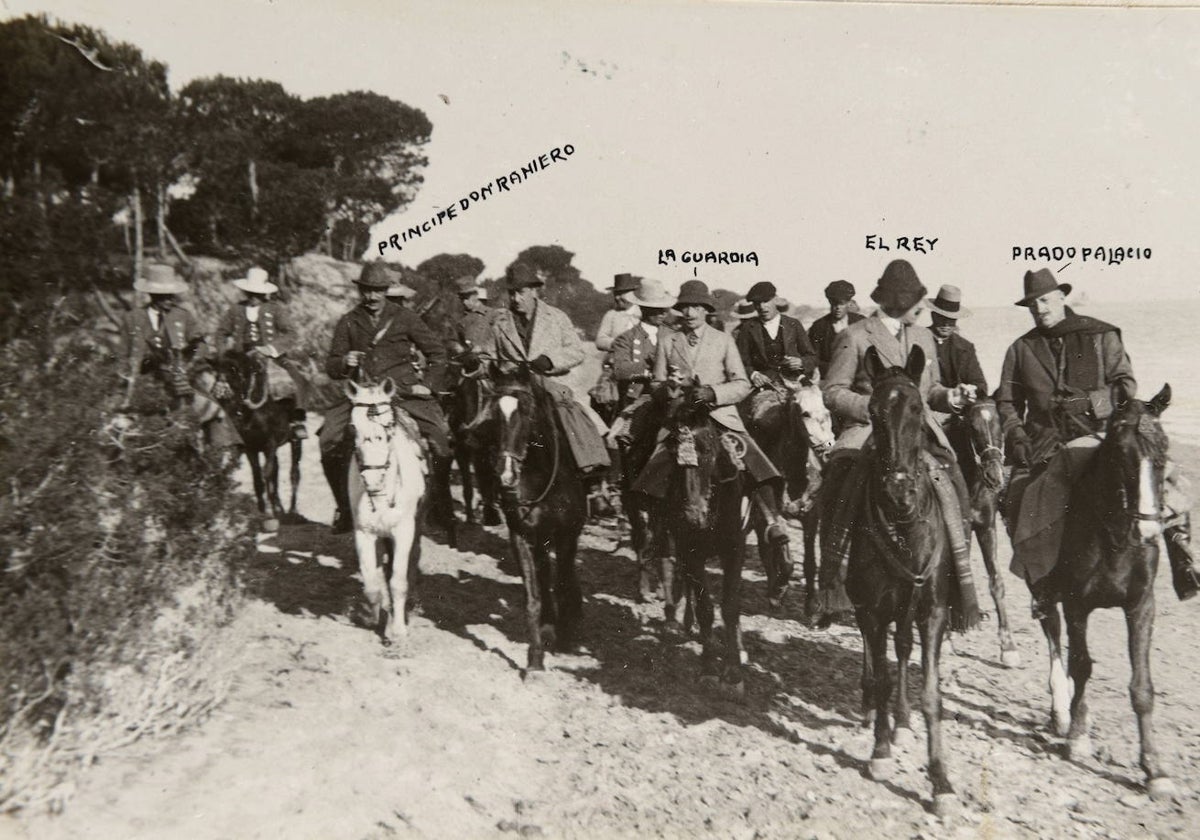 Alfonso XIII y el príncipe Raniero de Mónaco, durante una de sus jornadas de caza en las arenas de Doñana, en 1923