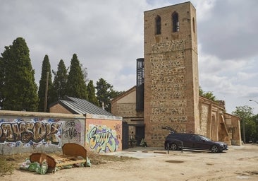 Basura, vertidos y grafitis a las puertas de la iglesia más antigua de Madrid