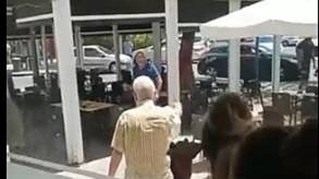 El acusado con el cuchillo en la mano grabado por los testigos desde un bar en Ciudad Jardin