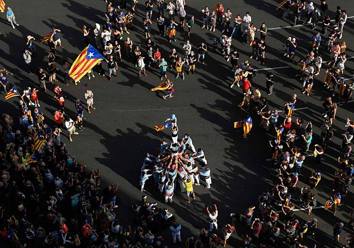 Una 'colla' castellera, ayer, en la plaza de España montando un pilar