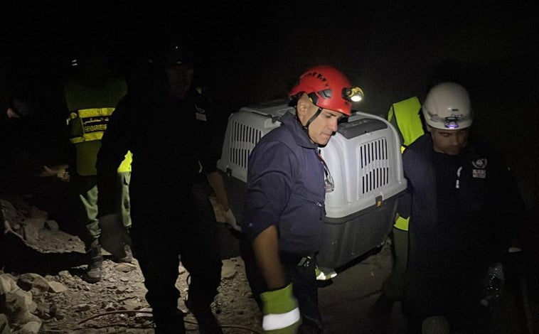 Imagen principal - Los cuatro efectivos del Consorcio Provincial de Bomberos que se han desplazado, junto al grupo de Bomberos Unidos Sin Fronteras (BUSF), al país marroquí para prestar su ayuda en las labores de rescate de las personas desaparecidas por el terremoto, continúan su trabajo, en este momento en la localidad de Amizmiz. Los cuatro proceden de los parques de Baena, 