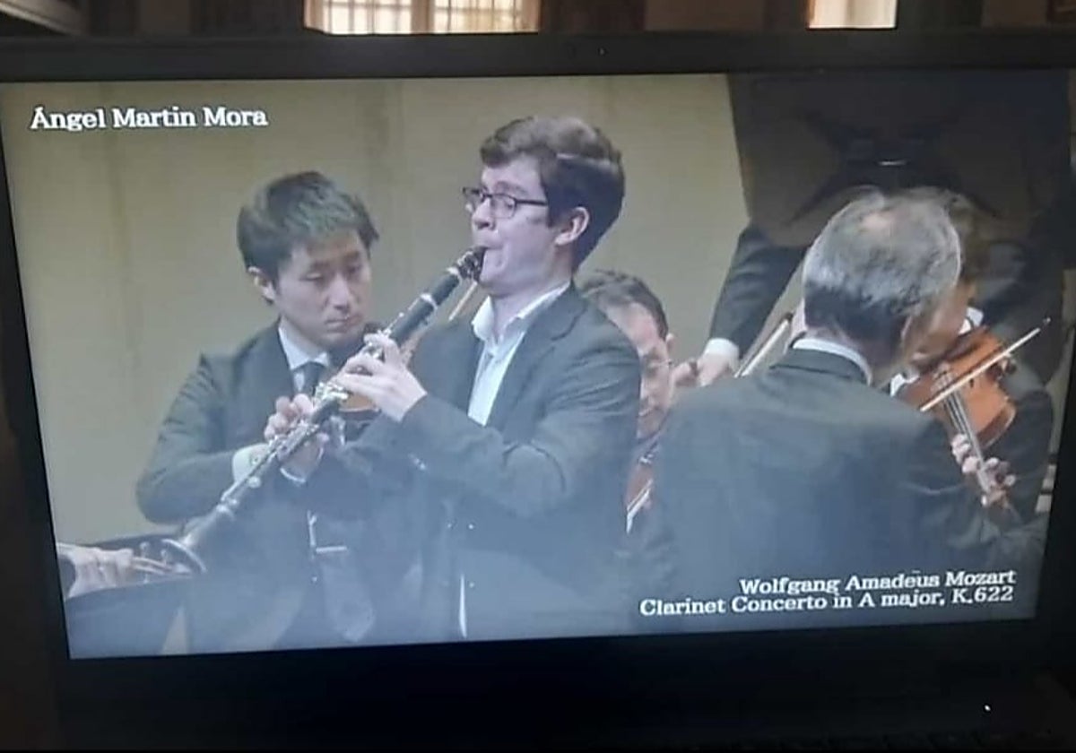 Una vecina de su pueblo, Cobisa, sigue la final por YouTube