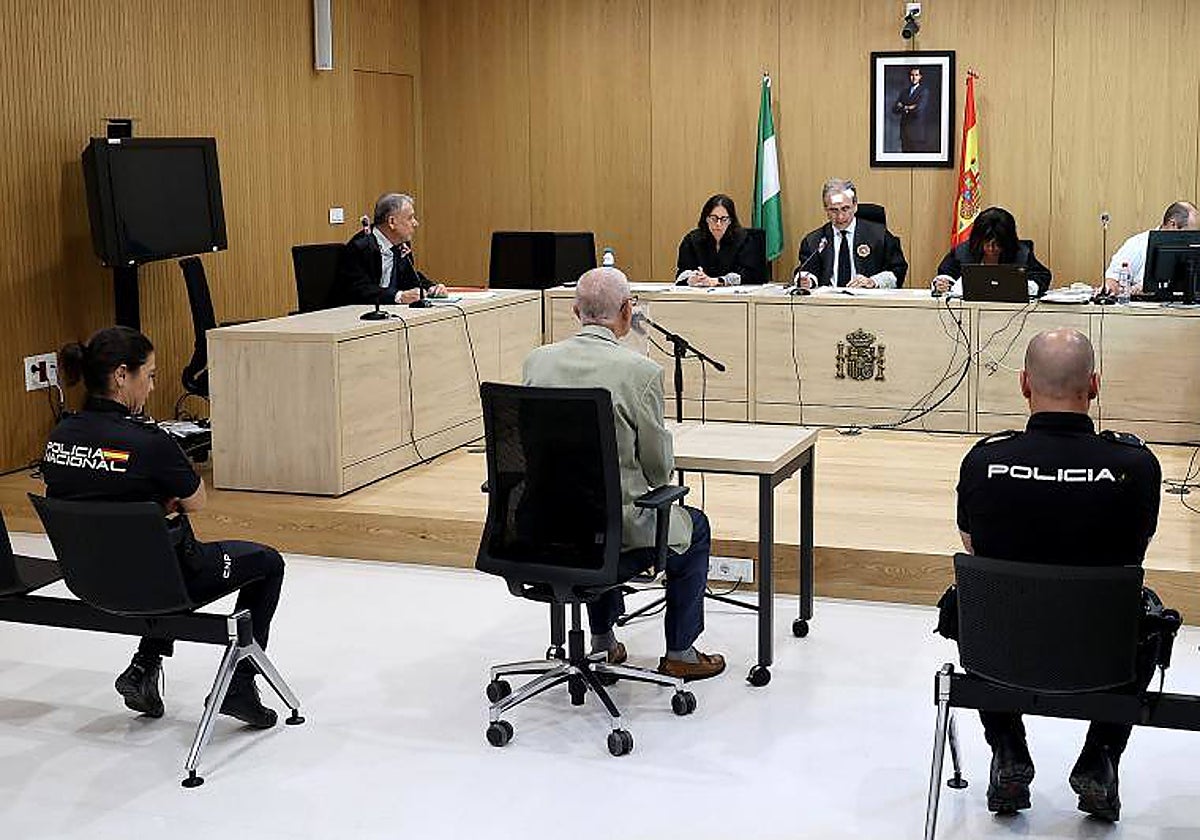 El anciano acusado de asesinato intentado durante el juicio celebrado este martes en Córdoba