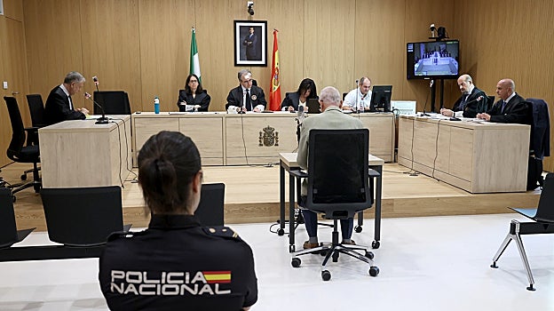 El acusado de apuñalar a un hostelero en Ciudad Jardín: «Yo tiré al bulto y no miré; sólo metí el cuchillo hacia arriba»