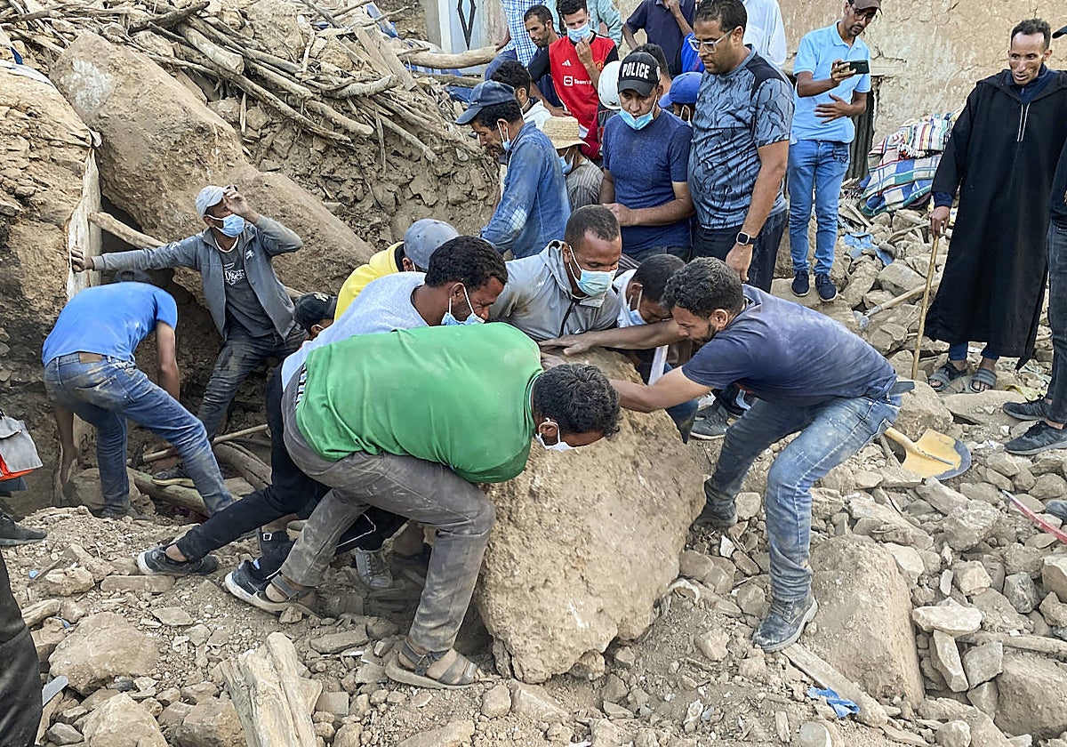 Miembros de Protección Civil, bomberos y personal civil siguen buscando a los desaparecidos bajo los escombros en el pueblo de Tnirt (Marruecos)