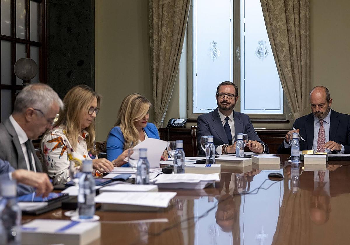 Pedro Rollán (der), presidente del Senado, y el resto de miembros de la Mesa