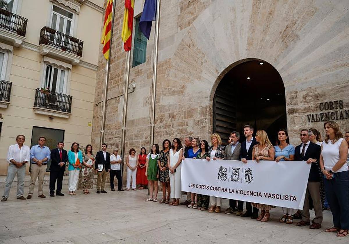 Imagen de un concentración en las Cortes Valencianas con los diputados de Vox al margen de la pancarta