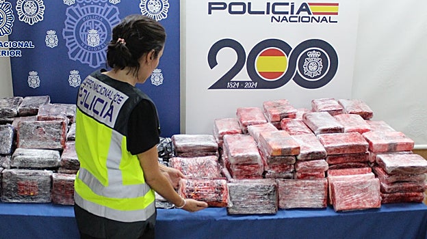 Fardos de cocaína incautados por la Policía Nacional