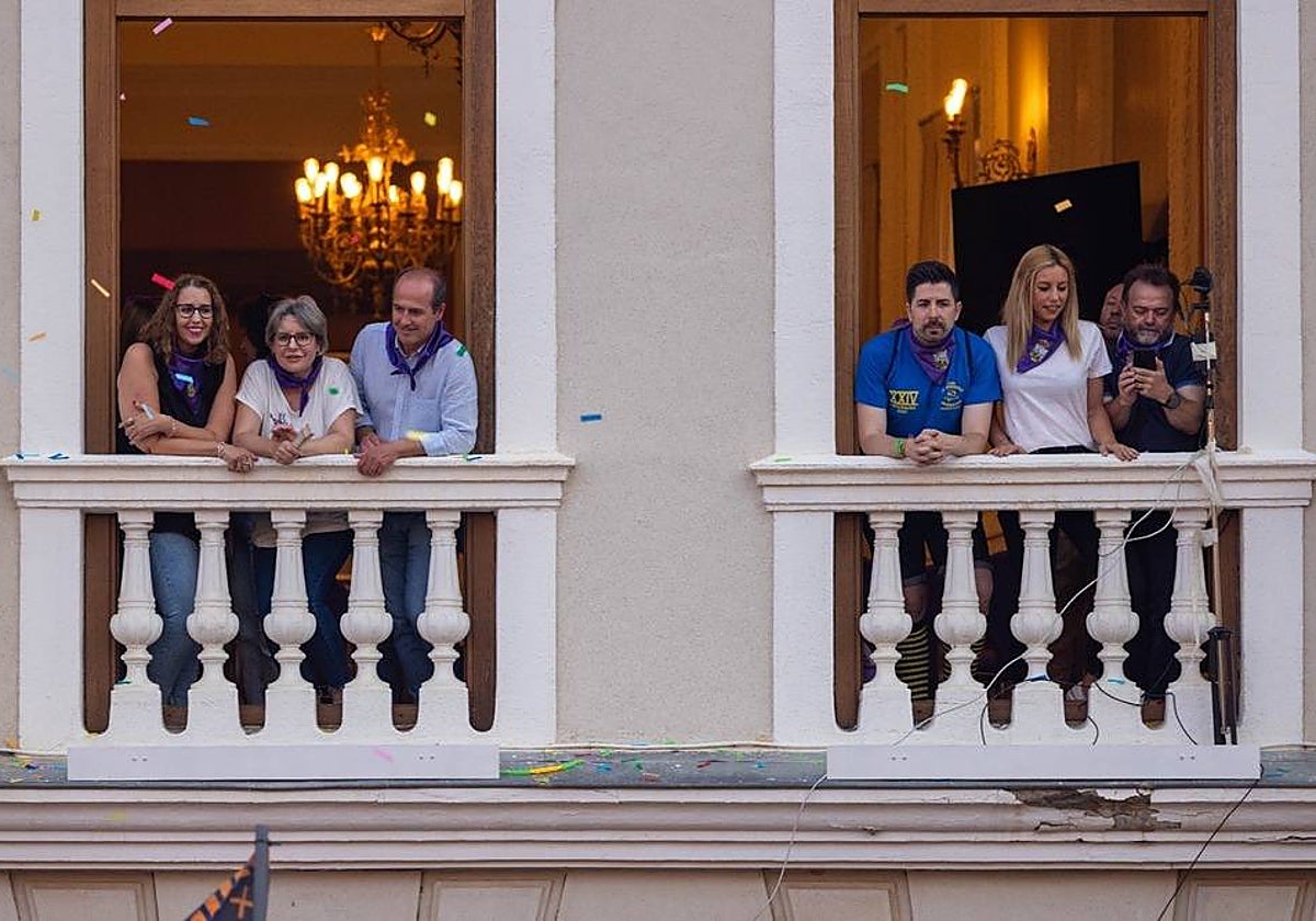 El exalcalde Alberto Rojo y otros cargos socialistas en un balcón lateral en el arranque de las Ferias de Guadalajara