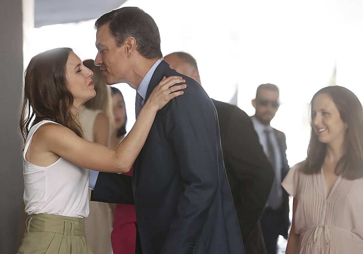 Montero y Sánchez se saludan ante la mirada de Belarra, líder de Podemos